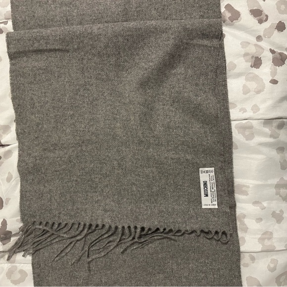 Moschino Scarf - Picture 14 of 14